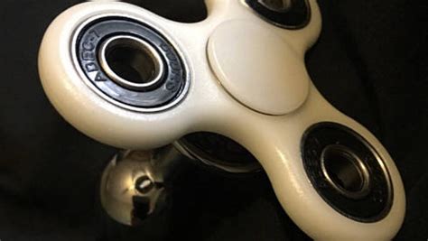 Theres now a fidget spinner butt plug because we。